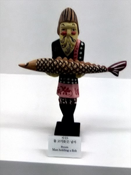 Музей русских кукол. Дед, несущий рыбу